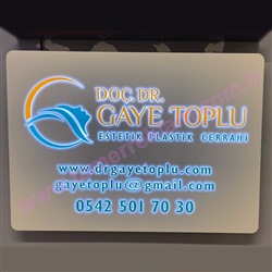 Pleksiglas Işıklı Doktor Tabelası, Gaye Toplu