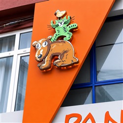 Pet Shop Alüminyum Cephe Giydirme ve Hareketli Mekanik Logo Uygulaması